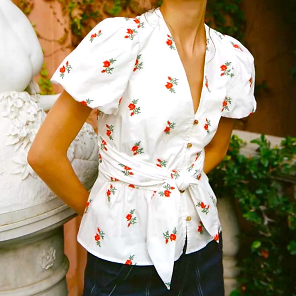 Maeve by ANTHROPOLOGIE peplum embroidered blouse in white with little flowers.